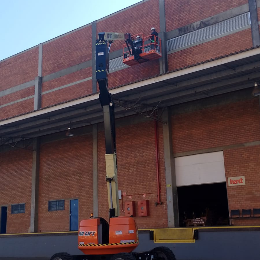 Lavação de fachada industrial com plataforma Elevatória