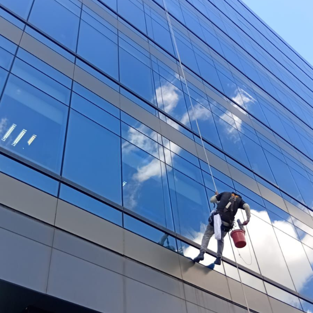 Lavação de fachada em edifícios comerciais